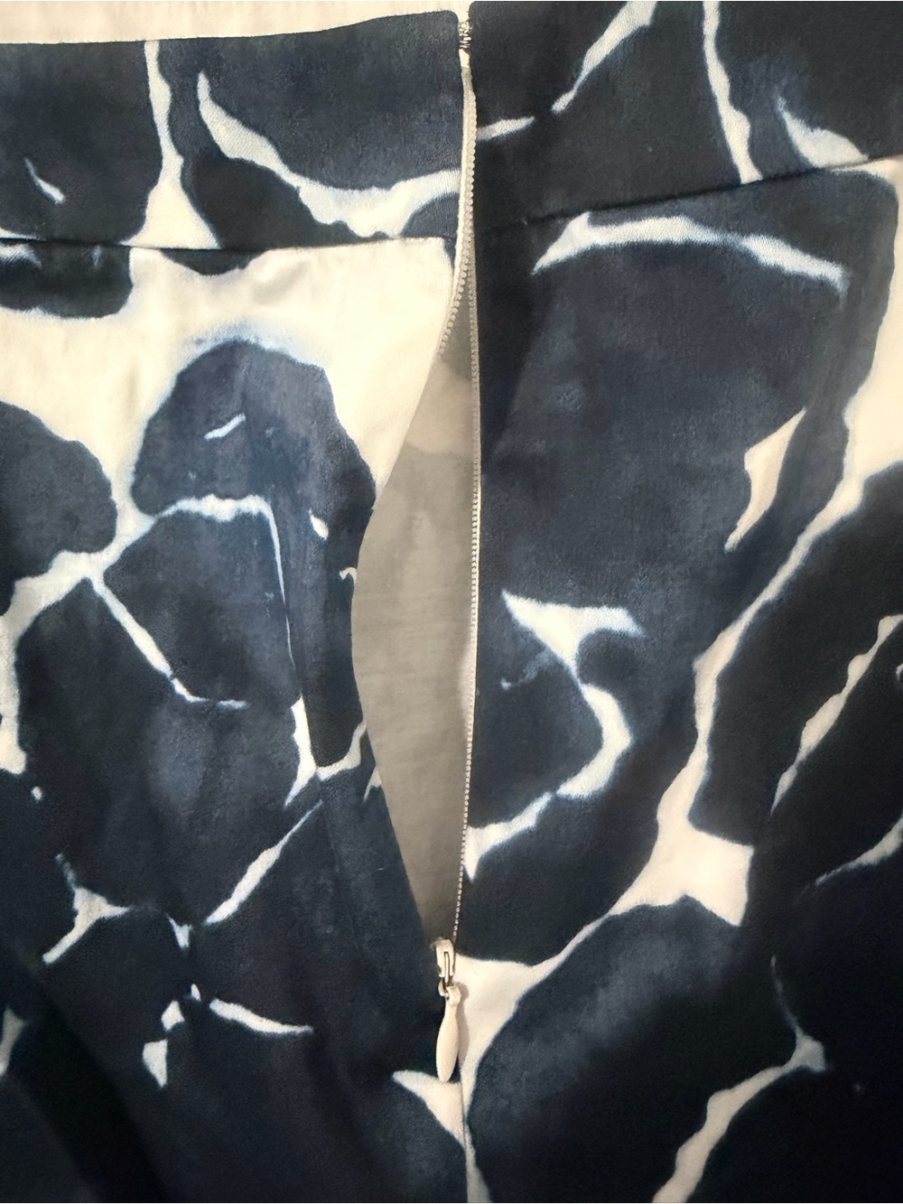 J Crew Stretch White and Navy Floral Pencil Skirt size 14 - Picture 7 of 10